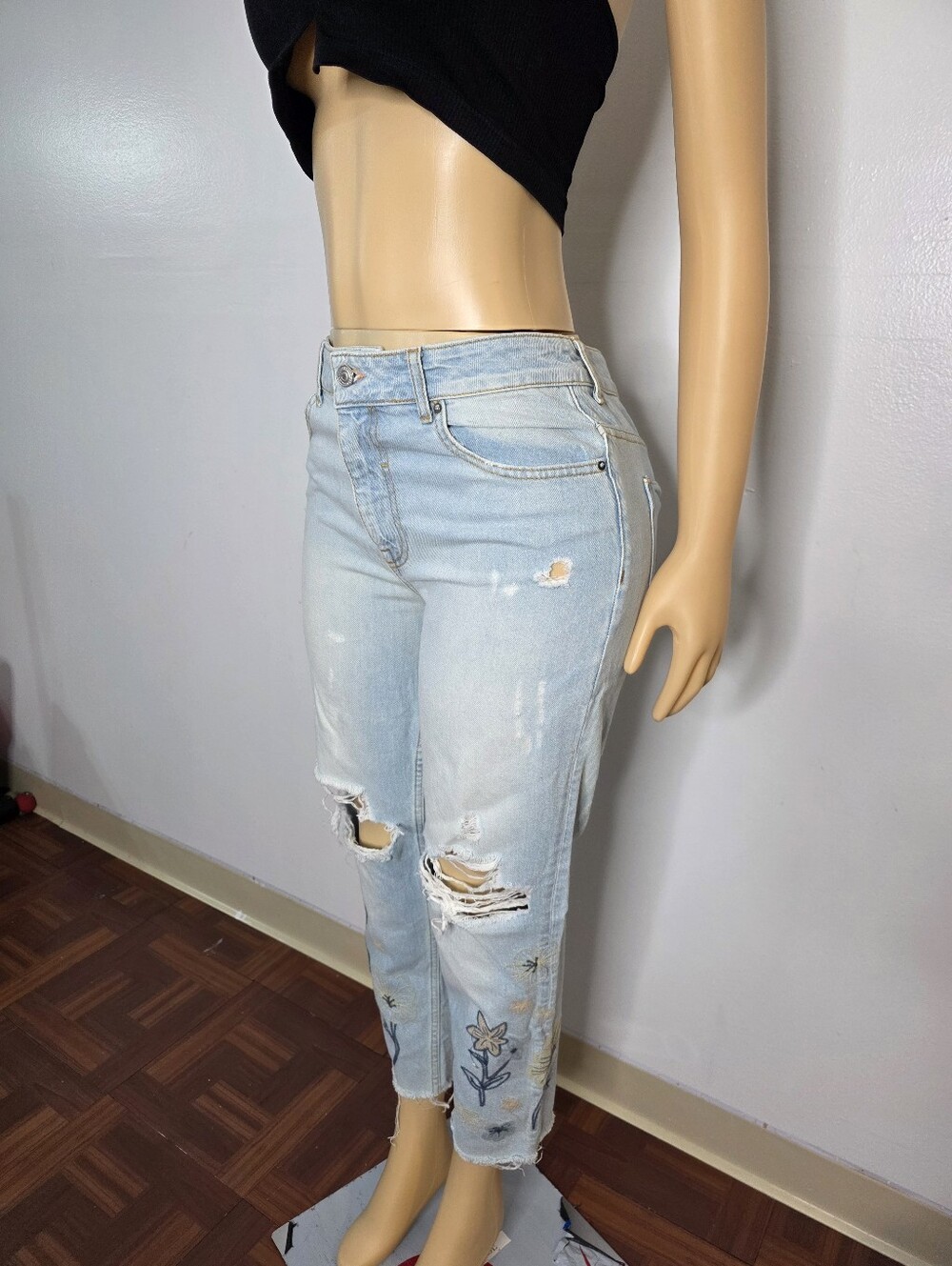 Zara Light Blue Distressed Cropped Jeans with Floral Embroidery Suze US/8